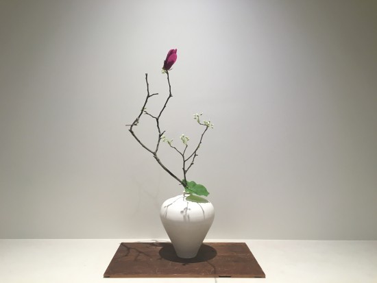 Seasonal flowers provided by Hanacho arranged in a vase made by Taizo Kuroda