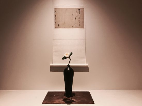Wabisuke camellia arranged in a vase made by Kenta Anzai